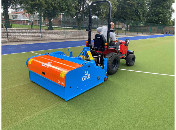 GKB DEEP-CLEAN DC150 RENGJØRING AV KUNSTGRESSBANER