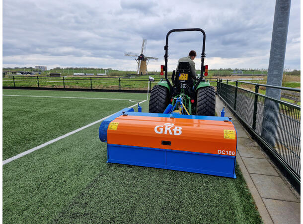 GKB DEEP-CLEAN DC150 RENGJØRING AV KUNSTGRESSBANER