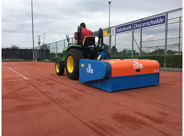 GKB DEEP-CLEAN DC150 RENGJØRING AV KUNSTGRESSBANER