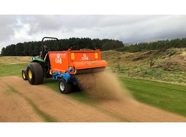 GKB TD114 TOPDROP TOPDRESSER FOR SPREDNING AV SAND, GUMMIGRANULAT MM. 